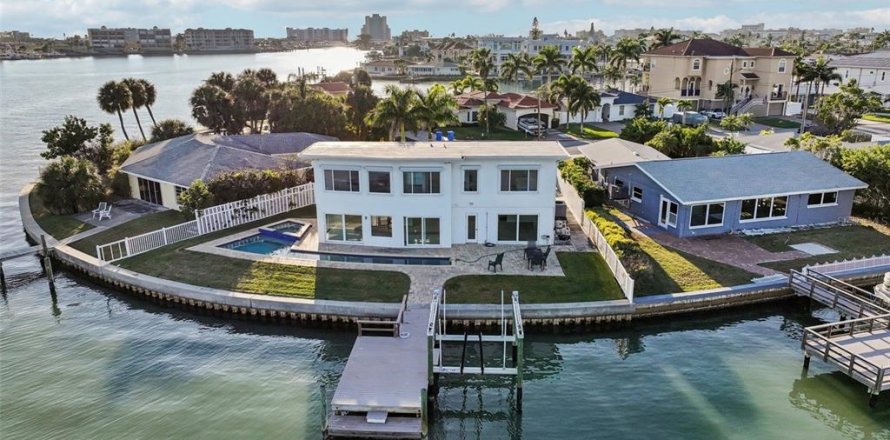 Villa ou maison à Treasure Island, Floride 4 chambres, 257.71 m2 № 2093357