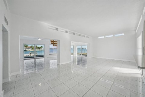 Villa ou maison à vendre à Treasure Island, Floride: 4 chambres, 257.71 m2 № 2093357 - photo 10