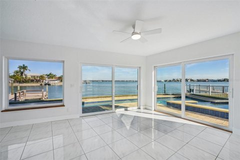 Villa ou maison à vendre à Treasure Island, Floride: 4 chambres, 257.71 m2 № 2093357 - photo 5