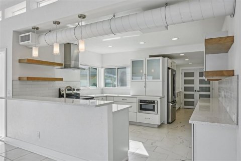 Villa ou maison à vendre à Treasure Island, Floride: 4 chambres, 257.71 m2 № 2093357 - photo 16