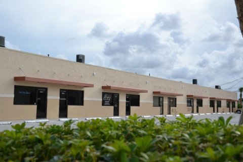 Propiedad comercial en alquiler en West Palm Beach, Florida № 1221539 - foto 1