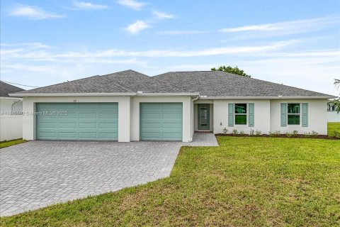 Villa ou maison à vendre à Cape Coral, Floride: 4 chambres, 197.6 m2 № 1844121 - photo 1