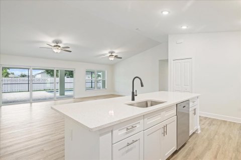 Villa ou maison à vendre à Cape Coral, Floride: 4 chambres, 197.6 m2 № 1844121 - photo 7