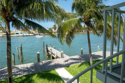 Townhouse in Marathon, Florida 2 bedrooms, 170.75 sq.m. № 1788574 - photo 29
