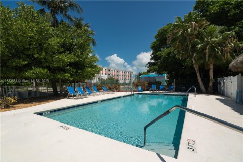 Townhouse in Marathon, Florida 2 bedrooms, 170.75 sq.m. № 1788574 - photo 14