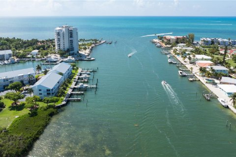 Townhouse in Marathon, Florida 2 bedrooms, 170.75 sq.m. № 1788574 - photo 12