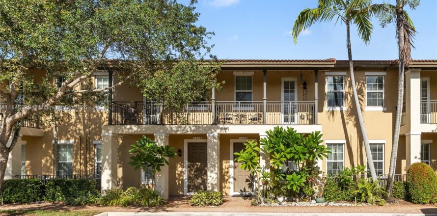 Townhouse in Pembroke Pines, Florida 3 bedrooms, 178.74 sq.m. № 1846118