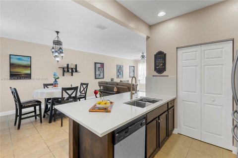 Townhouse in Pembroke Pines, Florida 3 bedrooms, 178.74 sq.m. № 1846118 - photo 10