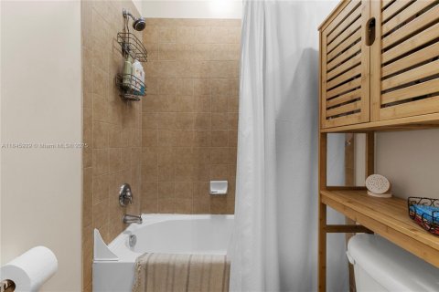 Townhouse in Pembroke Pines, Florida 3 bedrooms, 178.74 sq.m. № 1846118 - photo 17