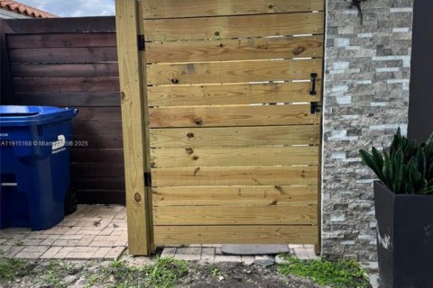 Immobilier commercial à Miami, Floride 1 chambre, 83.61 m2 № 2039321