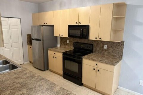 Condo in Palm Springs, Florida, 2 bedrooms № 2262722 - photo 10