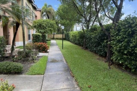 Condo in Palm Springs, Florida, 2 bedrooms № 2262722 - photo 5