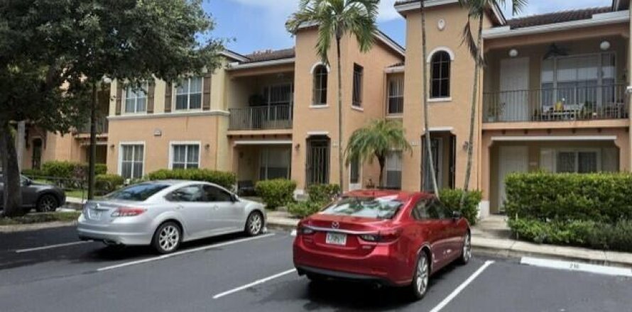 Condo in Palm Springs, Florida, 2 bedrooms № 2262722