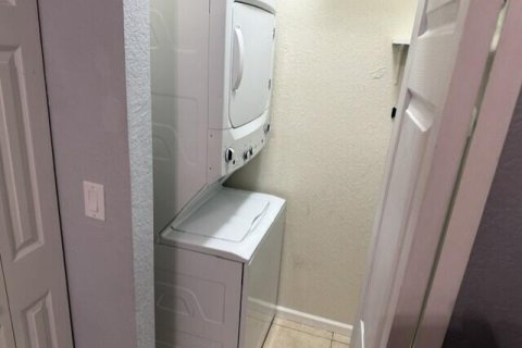 Condo in Palm Springs, Florida, 2 bedrooms № 2262722 - photo 12