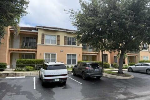 Condo in Palm Springs, Florida, 2 bedrooms № 2262722 - photo 2