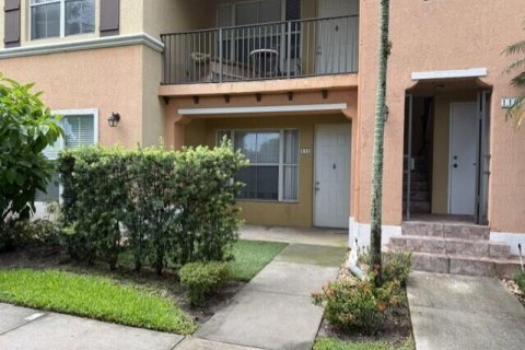 Condo in Palm Springs, Florida, 2 bedrooms № 2262722 - photo 3