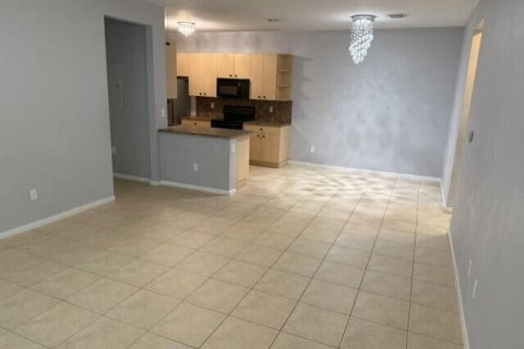 Condo in Palm Springs, Florida, 2 bedrooms № 2262722 - photo 8