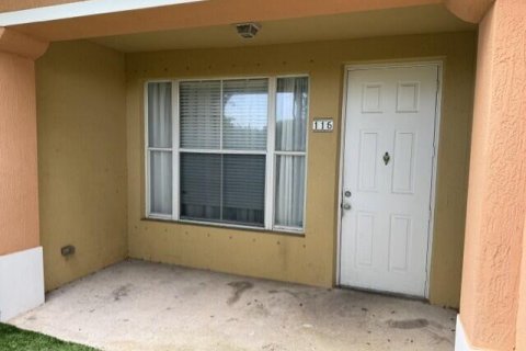 Condo in Palm Springs, Florida, 2 bedrooms № 2262722 - photo 6