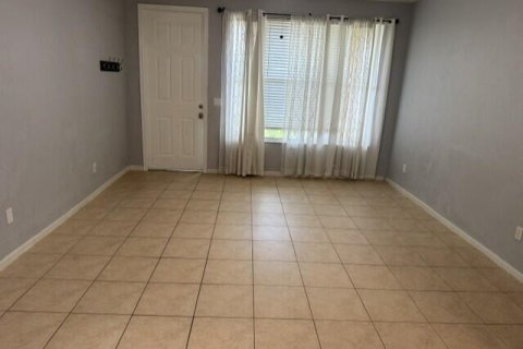 Condo in Palm Springs, Florida, 2 bedrooms № 2262722 - photo 7