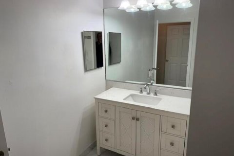 Condo in Palm Springs, Florida, 2 bedrooms № 2262722 - photo 15