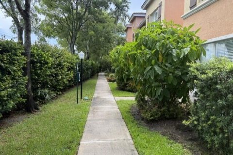 Condo in Palm Springs, Florida, 2 bedrooms № 2262722 - photo 4