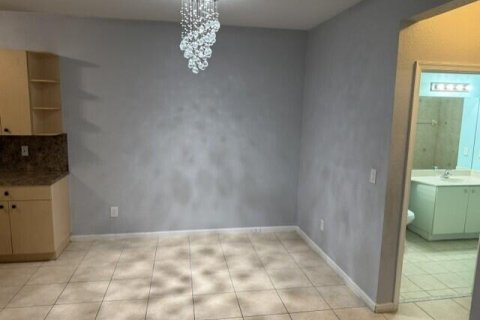 Condo in Palm Springs, Florida, 2 bedrooms № 2262722 - photo 9