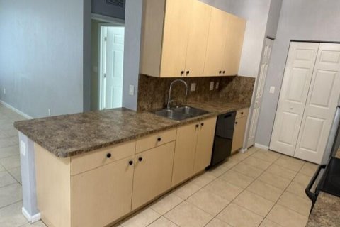 Condo in Palm Springs, Florida, 2 bedrooms № 2262722 - photo 11