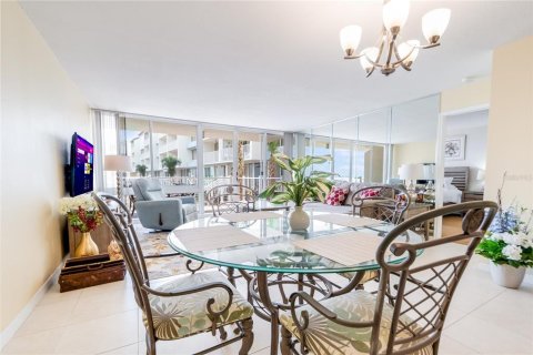 Condo in Saint Petersburg, Florida, 2 bedrooms  № 2299310 - photo 27