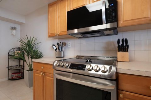 Condo in Saint Petersburg, Florida, 2 bedrooms  № 2299310 - photo 23