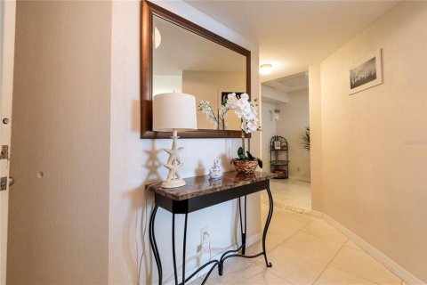 Condo in Saint Petersburg, Florida, 2 bedrooms  № 2299310 - photo 17