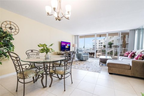 Condo in Saint Petersburg, Florida, 2 bedrooms  № 2299310 - photo 26