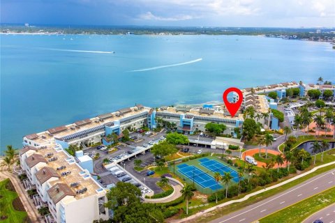 Condo in Saint Petersburg, Florida, 2 bedrooms  № 2299310 - photo 8