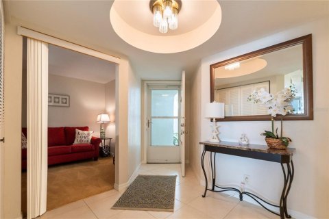 Condo in Saint Petersburg, Florida, 2 bedrooms  № 2299310 - photo 15