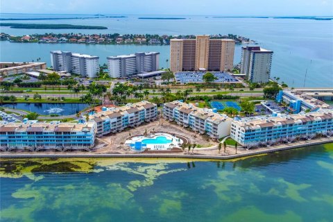 Condo in Saint Petersburg, Florida, 2 bedrooms  № 2299310 - photo 12