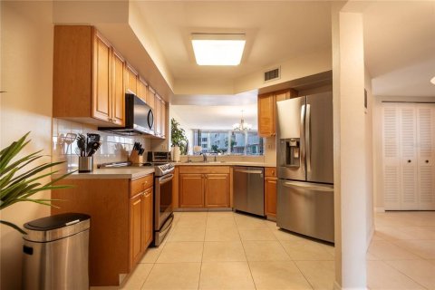 Condo in Saint Petersburg, Florida, 2 bedrooms  № 2299310 - photo 18