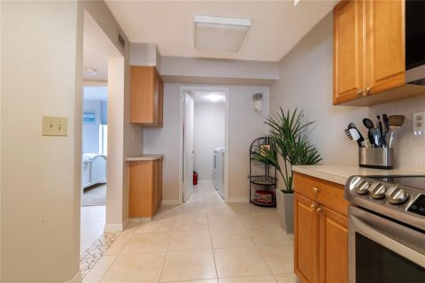 Condo in Saint Petersburg, Florida, 2 bedrooms  № 2299310 - photo 20
