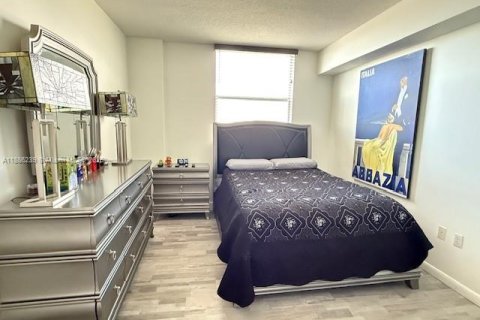 Condo in Miami, Florida, 2 bedrooms  № 1941984 - photo 15