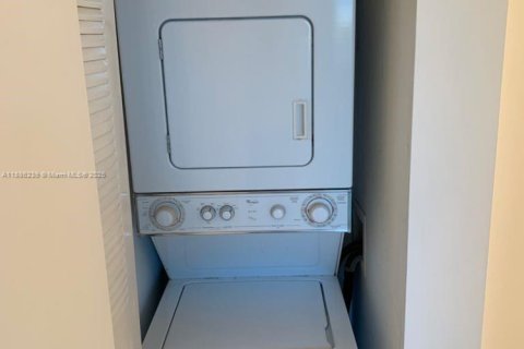 Condo in Miami, Florida, 2 bedrooms  № 1941984 - photo 5