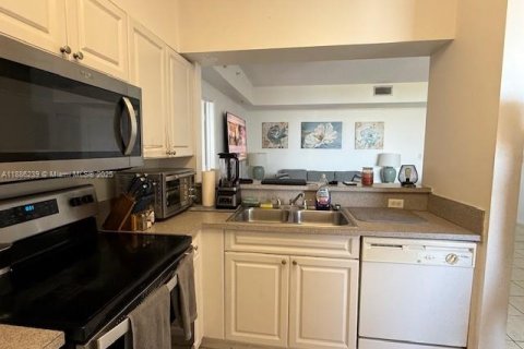 Condo in Miami, Florida, 2 bedrooms  № 1941984 - photo 13