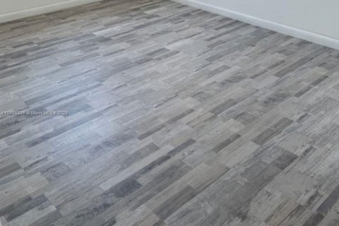 Condo in Miami, Florida, 2 bedrooms  № 1941984 - photo 10