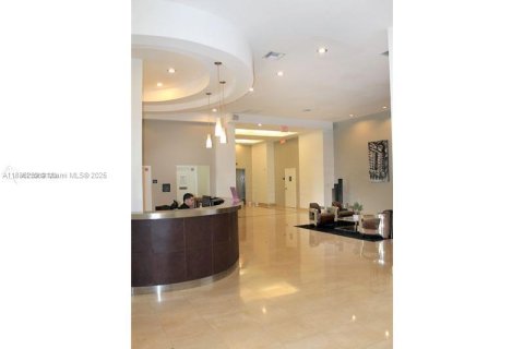 Condo in Miami, Florida, 2 bedrooms  № 1941984 - photo 1