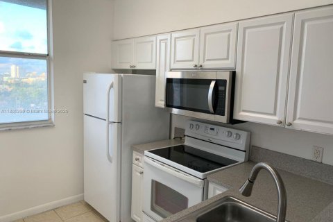 Condo in Miami, Florida, 2 bedrooms  № 1941984 - photo 2