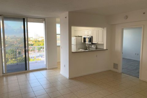 Condo in Miami, Florida, 2 bedrooms  № 1941984 - photo 3