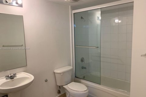 Condo in Miami, Florida, 2 bedrooms  № 1941984 - photo 7