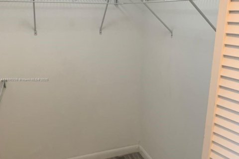 Condo in Miami, Florida, 2 bedrooms  № 1941984 - photo 9