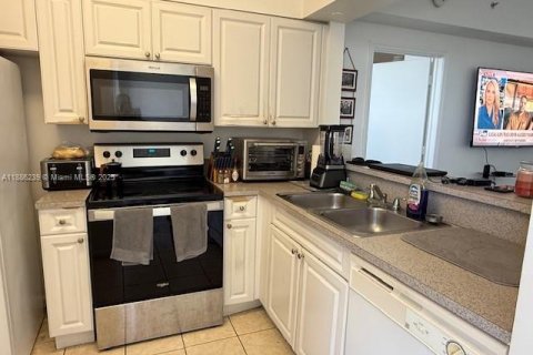 Condo in Miami, Florida, 2 bedrooms  № 1941984 - photo 12