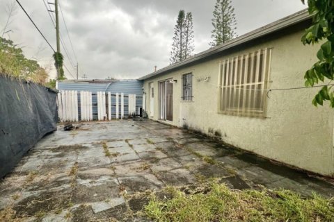 Снять в аренду виллу или дом в Уэст-Палм-Бич, Флорида 3 спальни, 112.97м2, № 1225646 - фото 1