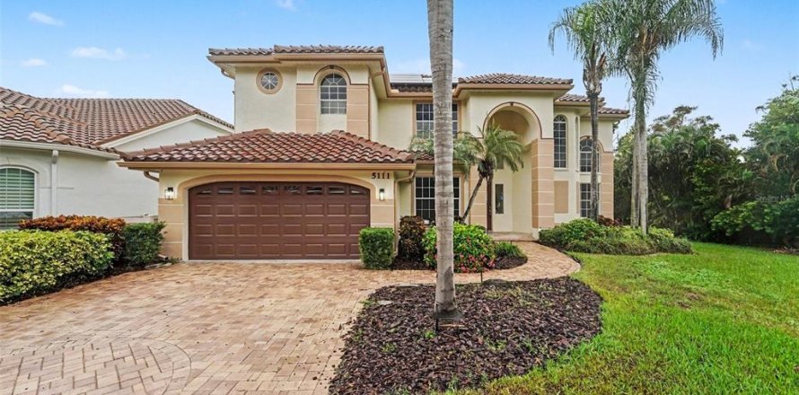 Villa ou maison à Saint Petersburg, Floride 5 chambres, 330.55 m2 № 2415034