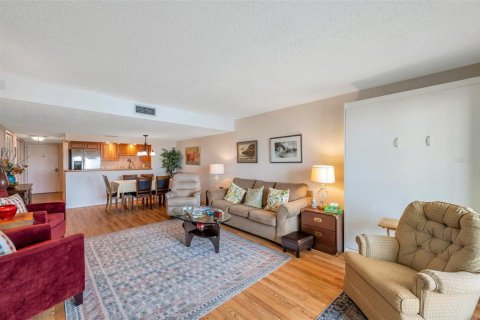 Condo in South Pasadena, Florida, 1 bedroom  № 1793303 - photo 13