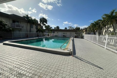 Condo in Fort Myers, Florida, 2 bedrooms  № 1525674 - photo 17
